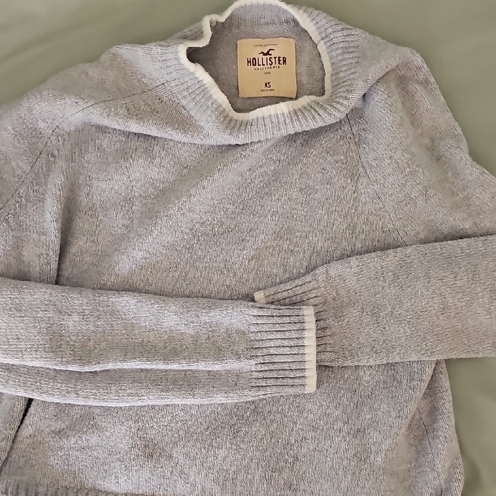 Hollister Men's Light Gray Crewneck Sweater